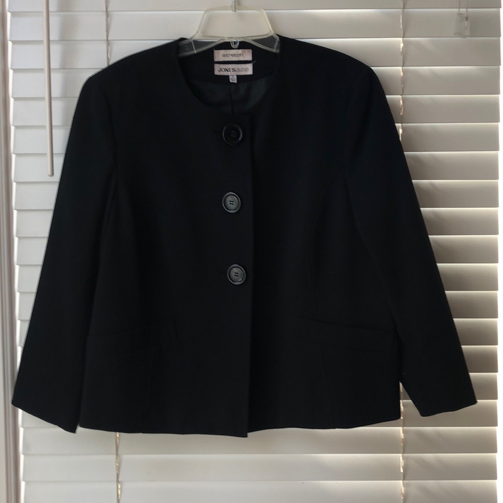 Lightweight black 3/4 sleeve jacket